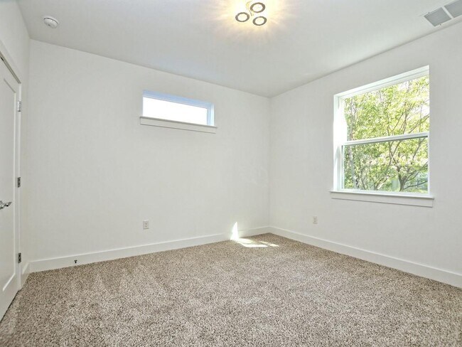 Building Photo - 402 Zennia St