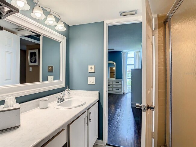 Building Photo - 7400 Sun Island Dr S