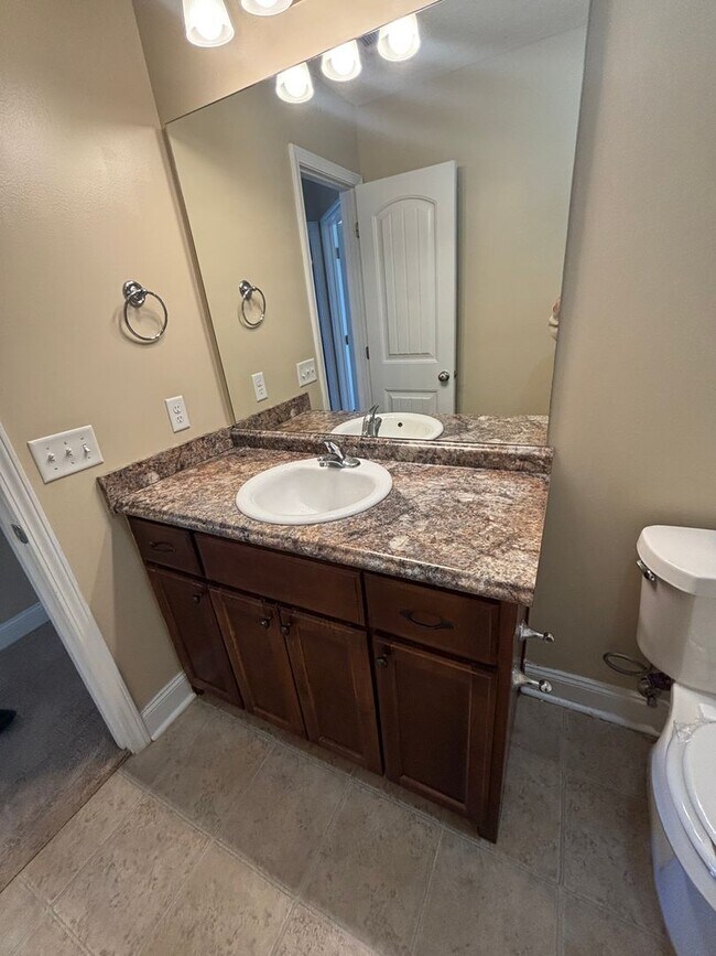 Building Photo - AVAILABLE NOW!