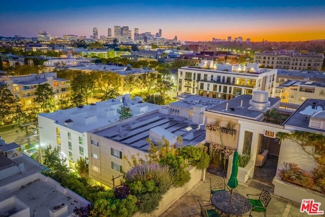 Building Photo - 435 N Oakhurst Dr