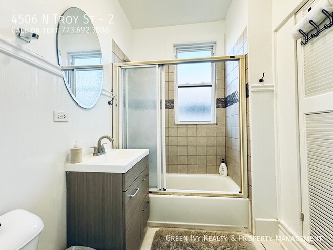 Building Photo - Sunny 2 Bed/1 Bath Steps From Kedzie Brown...