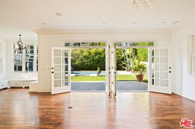 Building Photo - 765 N Almar Ave