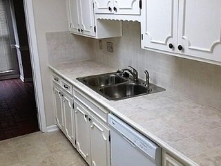 Kitchen - 2005 Rexford Rd