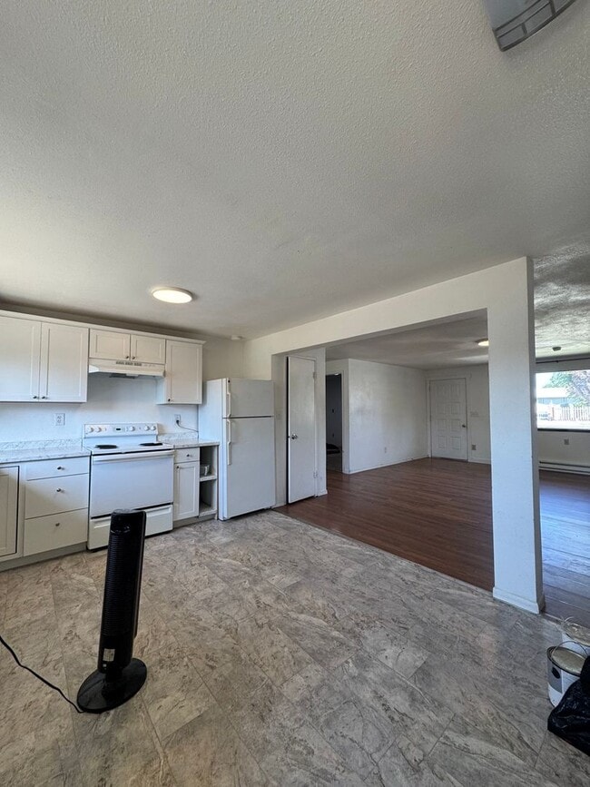 Building Photo - PET FRIENDLY 4 Bedroom 2 Bath