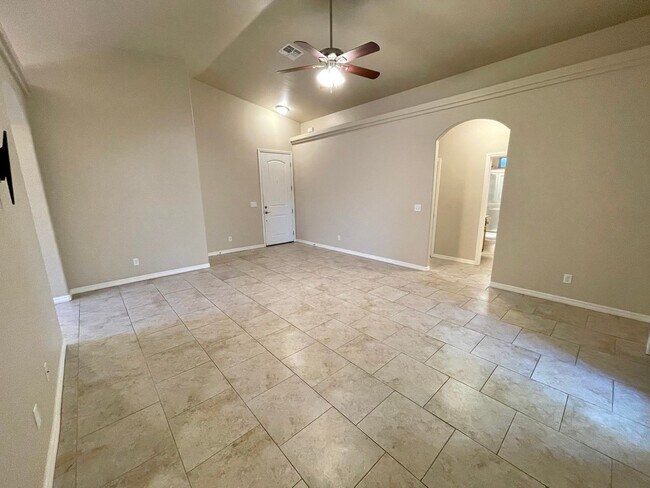 Building Photo - Beautiful 3 Bedroom Home in Central Kingman!