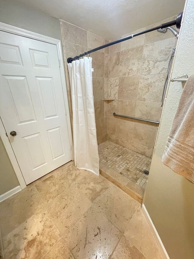 Building Photo - Barrington Park Condos!-  Beautifully update 3/2 on Ground Floor!