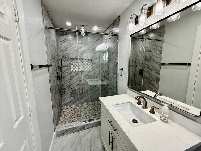 Building Photo - 1631 Shadow Bend Dr