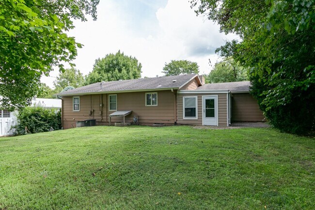 Building Photo - #6 Bedroom House with Awesome Yard Plus Ga...