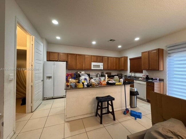 Building Photo - 772 NE 191st Ter