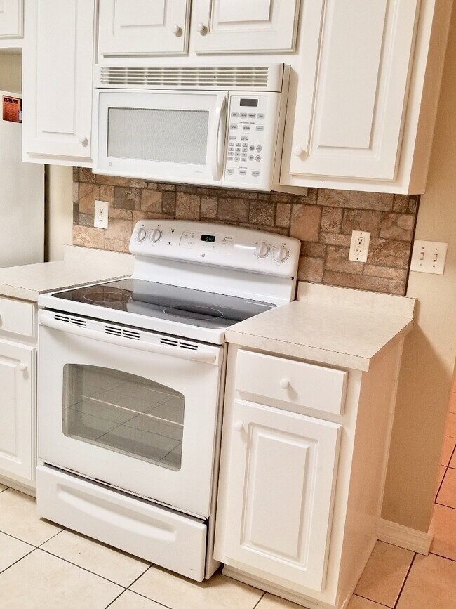 Building Photo - 2 bedroom/2 bathroom/2 car garage town hom...