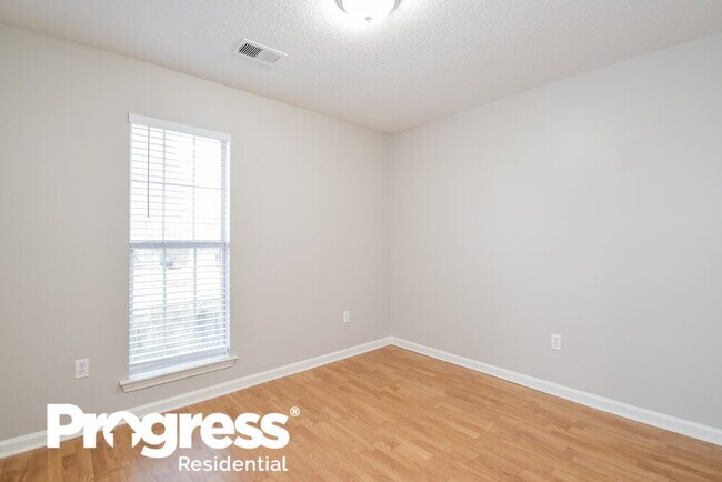 Building Photo - 10712 Oak Cir N