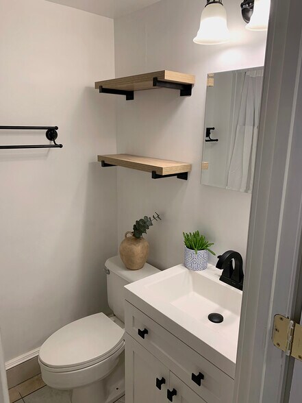 Building Photo - 353 Hillside St