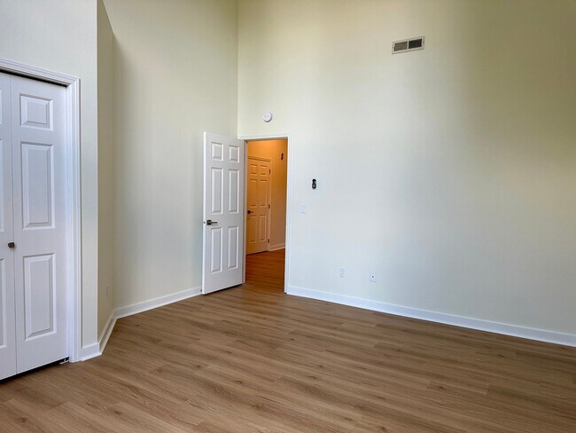 Building Photo - Beautiful 2 bed/2 Bath townhouse in Kenmore