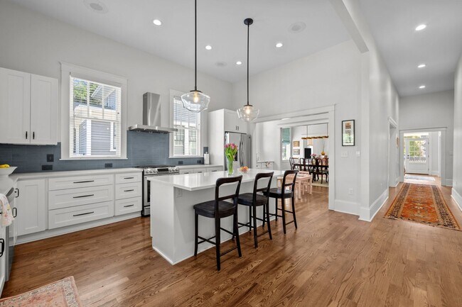 Building Photo - Gorgeous Renovation near Downtown Durham -...
