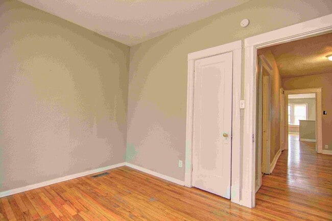 Building Photo - Large charming 3 bedroom 2 bath with oversized master bedroom that has its own private bath!