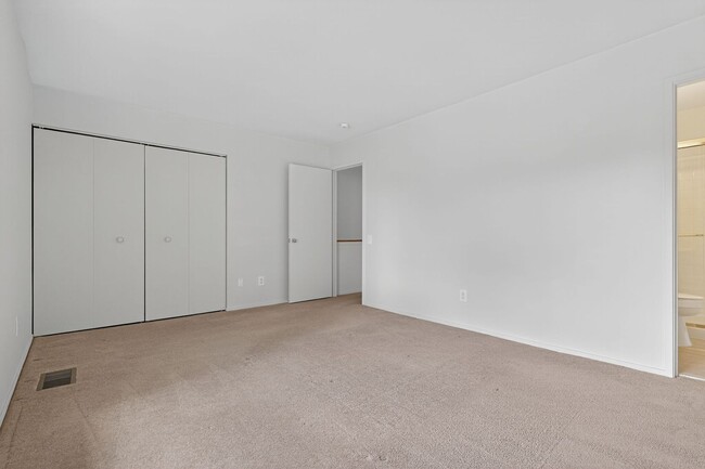 Building Photo - Charming End-Unit Townhome in Sought-After...