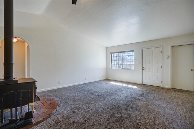 Building Photo - 4 Bedroom + a Den, 2 Bathroom Home For Ren...