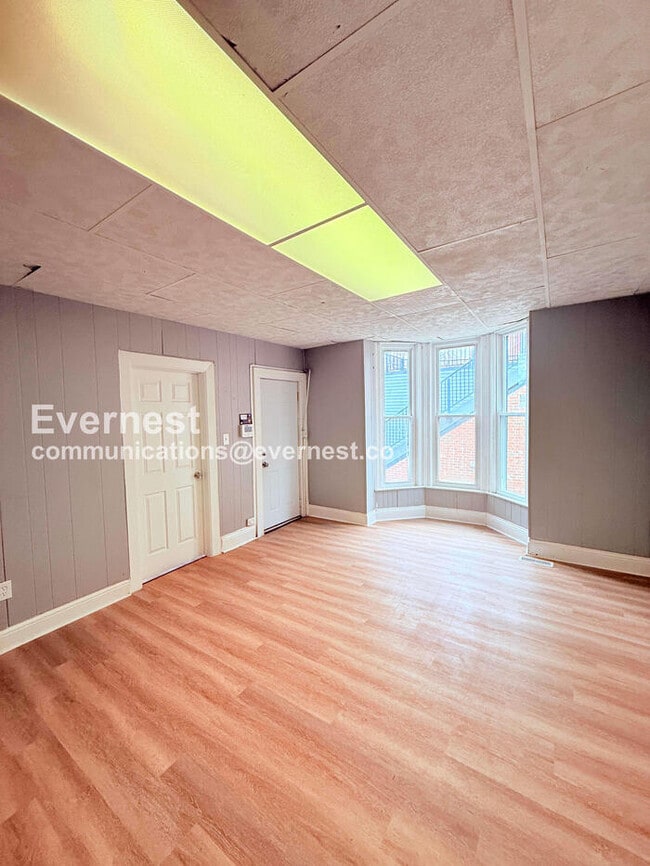 Building Photo - 3 Bed/1 Bath Home with Off-Street Parking / Pet-Friendly / Available Now!