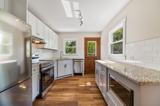 Building Photo - Meticulously maintained 3-bedroom, 2-bath ...