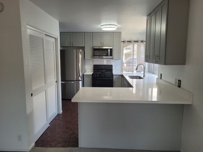 Building Photo - Quiet w/Beautiful Ocean Views 3bd, 2.5bath, SF w/2 car garage 1655sqft unit . $3900