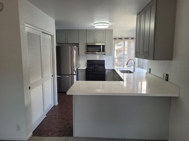 Building Photo - Quiet w/Beautiful Ocean Views 3bd, 2.5bath, SF w/2 car garage 1655sqft unit . $4200