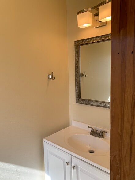 Building Photo - 2751 Palalani St