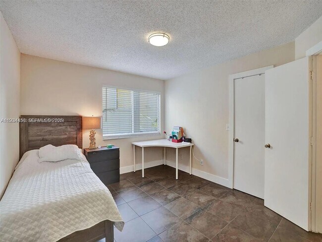 Building Photo - 457 Vista Isles Dr