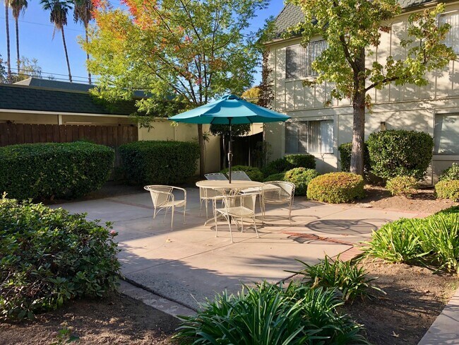 Building Photo - $1,550 Palm & Shaw, 2 Bedroom Condo - N Wi...