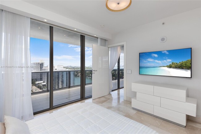 Building Photo - 5875 Collins Ave
