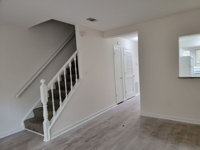 Building Photo - Quiet Cul-de-Sac Townhome -Recently Updated -