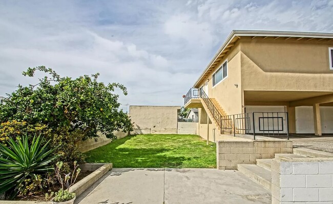 yard area - 2016 Nelson Ave