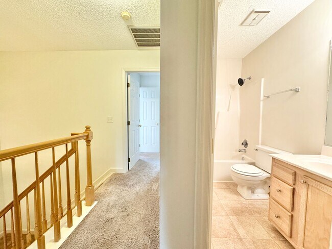 Building Photo - 3 BR Townhouse w/ Garage in Adams Farm