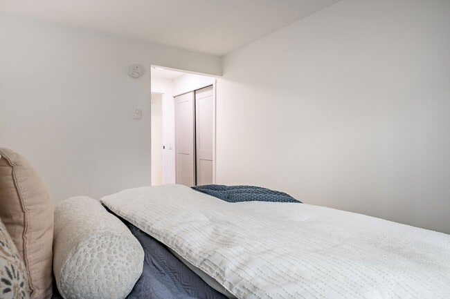 Building Photo - 2Bd/2Ba Bellevue Condo