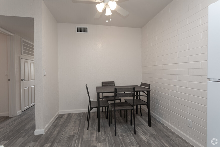 2BR, 2BA - 900 SF - University Gardens Apartments