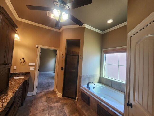 Building Photo - 4 Bedroom 2 Bath (Gardens Of Southgate)