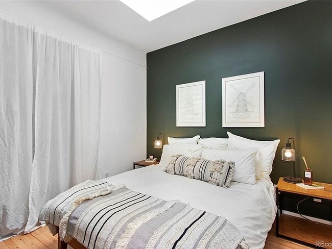 Building Photo - In the Heart of Highlands 2 Bedroom 1 Bath Row Home!