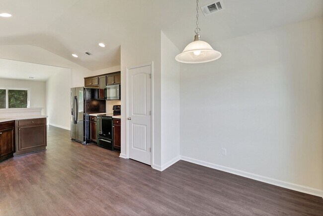 Building Photo - 3 bed 2 bath - Hartfof
