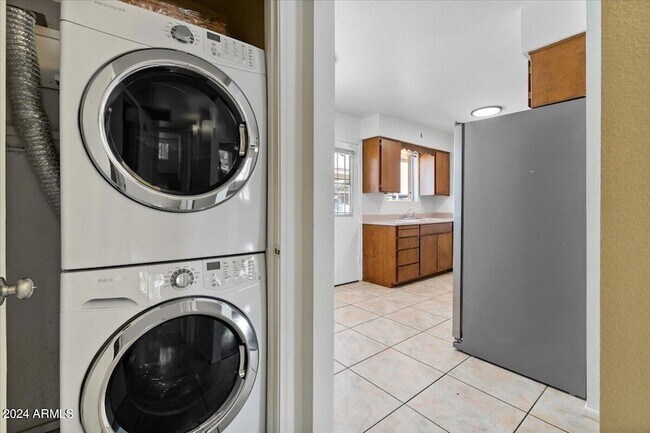 Building Photo - 6438 E Butte St