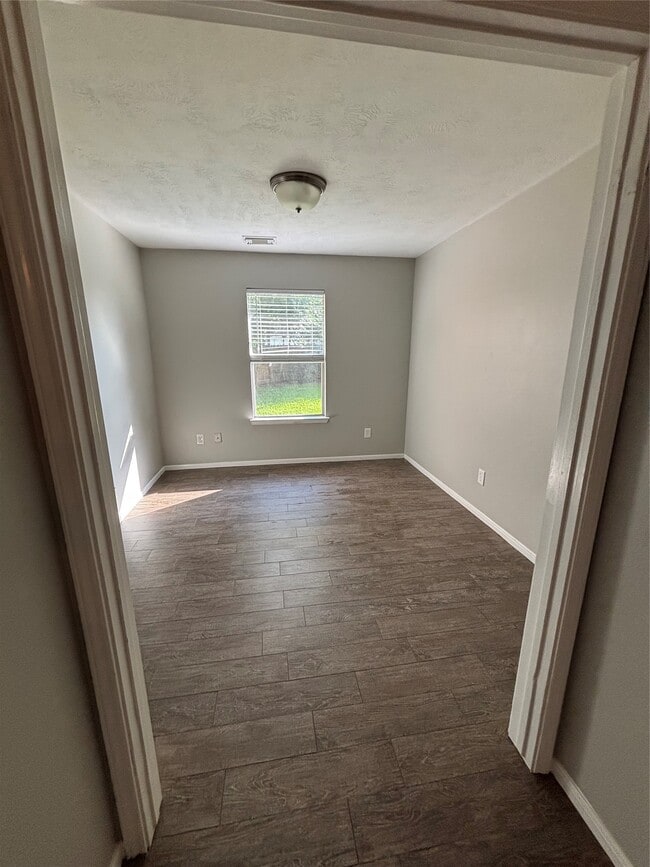 Building Photo - 1702 Oak Ridge Dr