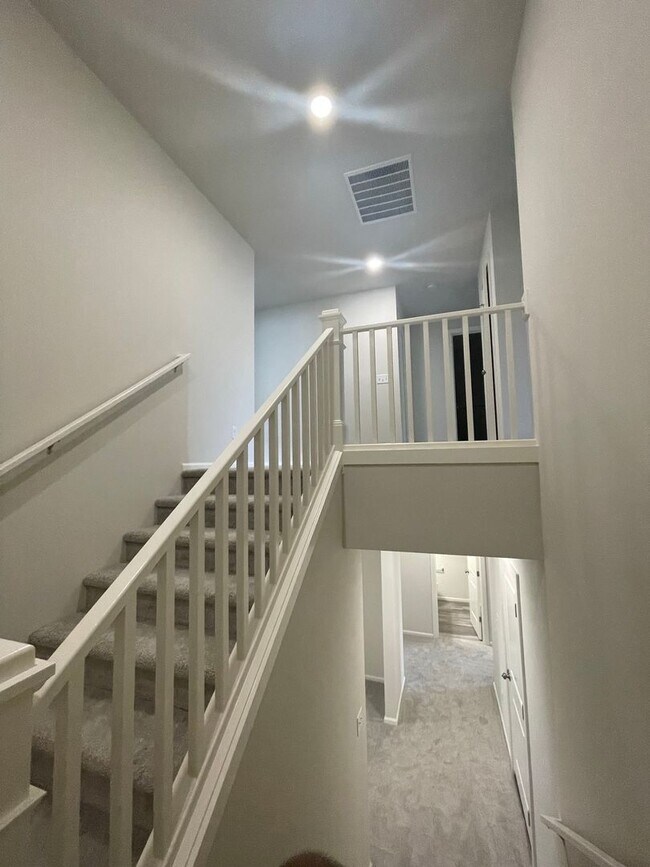 Building Photo - 4 bedrooms + BONUS ROOM And 2.5 baths Tumw...