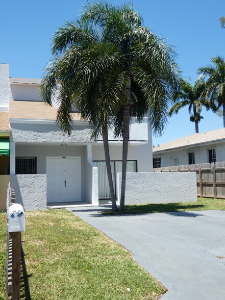 Building Photo - 14212 NE 4th Ave