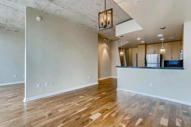 Building Photo - 360 Nueces St