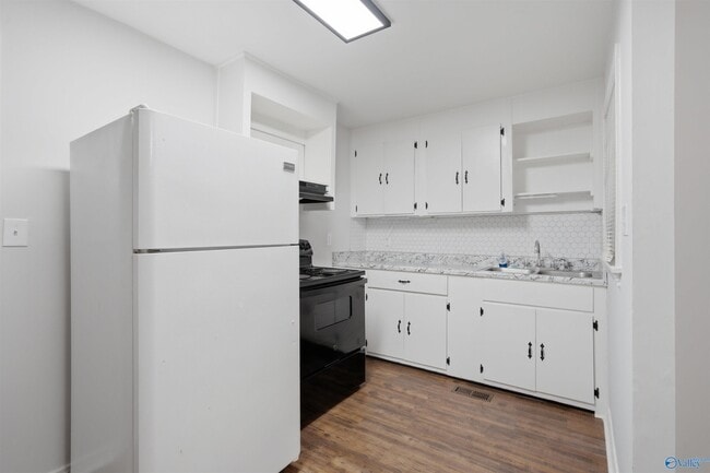 Building Photo - 2608 8th Ave SW