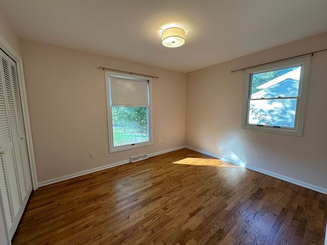 Building Photo - Large 4 bedroom ranch in Forest Hills
