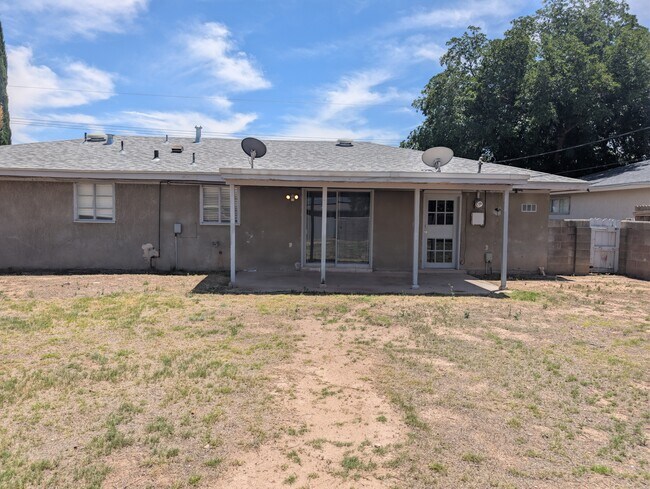 Building Photo - 507 E Mescalero Rd