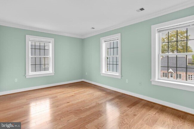 Building Photo - 117 E Dover St