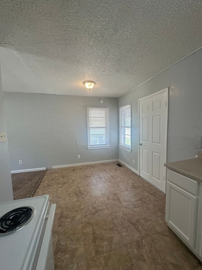 Building Photo - 2 Bed, 1 Bath, 1 Car Garage