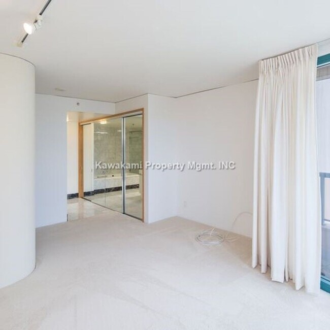 Building Photo - WAIKIKI LANDMARK...A GEM IN FINE LIVING......