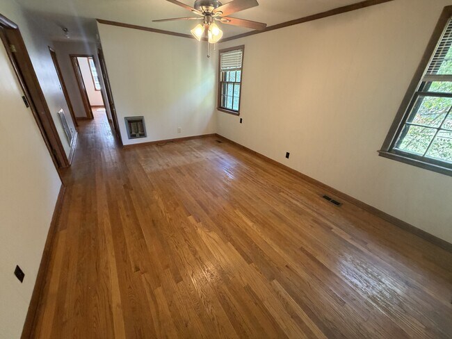 Building Photo - 625 Elaine Dr