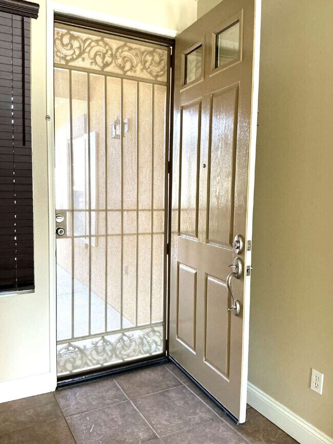 Building Photo - Beautiful 5 Bedroom Home in Desirable Stoney Mountain Ranch – Now Available!